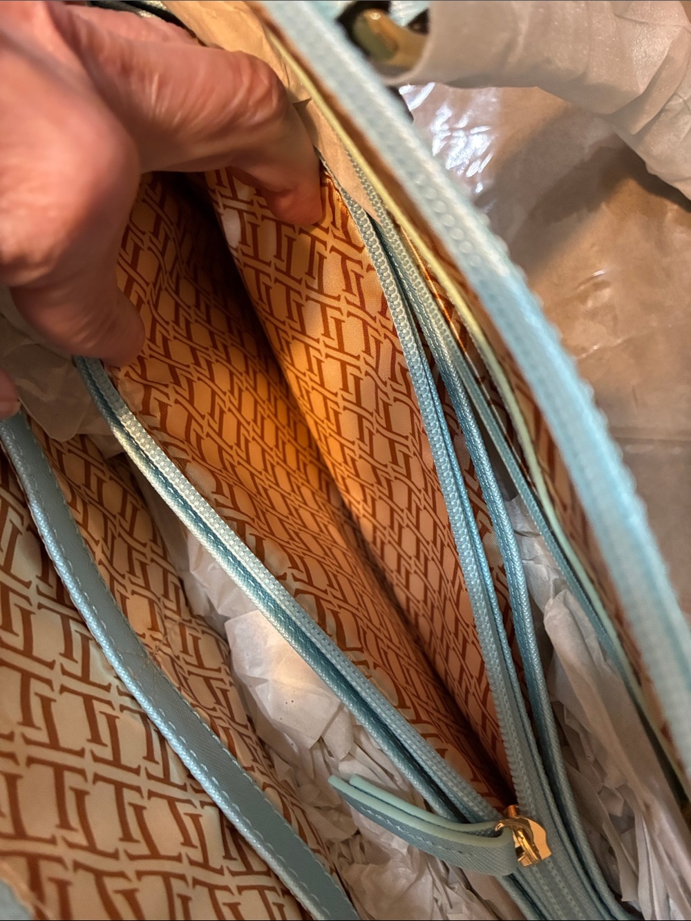 Tignanello🥳HP🥳Powder Blue Leather Purse - Picture 14 of 16